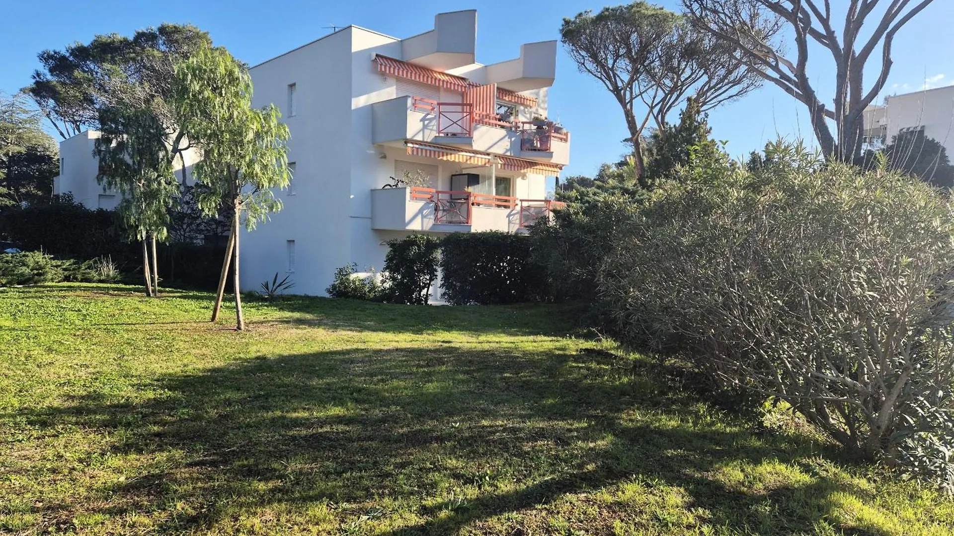 Apartment Le Quercus Appartement 2,4 Personnes Proche Mer Saint-Raphael  France